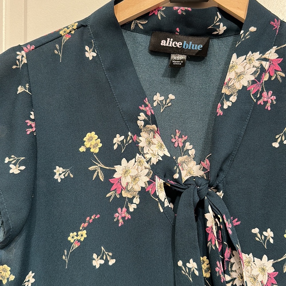 Alice Blue blouse with front tie XSP Green Floral